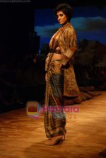 Model walks on the ramp for Ritu Kumar at HDIL Couture Week in Grand Hyatt on 16th September 2008 (48).JPG