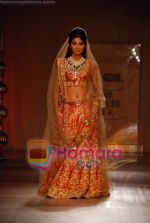 Shilpa Shetty walk the Ramp for Tarun Tahiliani Show at HDIL Couture Week on 22nd September 2008 (2).JPG
