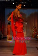 at Tarun Tahiliani Show at HDIL Couture Week on 22nd September 2008 (18).JPG