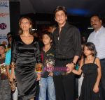 Shahrukh Khan, Gauri Khan with kids at Drona Premiere on 1st october 2008 (5).jpg