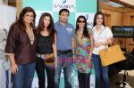 Moon Moon Sen, Twinkle Khanna, Mana Shetty at Araaish an aid to Save the Children India Foundation Event in Blue Sea, Worli Seaface on 1st october 2008 (23).JPG