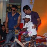 Akshay Kumar and Boxer Vijender Singh at NGO Make-a-wish foundation on 17th October 2008.jpg