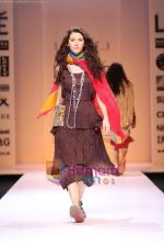 Model walk the ramp for Ashmita Marva, Ruchi Mehta and Sudhir Tapas Show in Lakme Fashion Week (3).JPG
