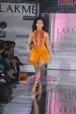 Kangana Ranaut walk the ramp for Narendra Kumar Ahmed Show at Lakme Fashion Week on 20th October 2008 (2).JPG
