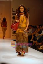 Model walk the ramp for Ashmita Marva, Ruchi Mehta, Sudhir and Tapas Show at Lakme Fashion Week on 20th October 2008 (25).JPG