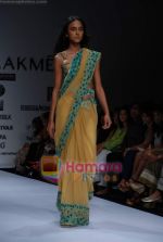 Model walk the ramp for Deepika Gehani, Gayatri Show at Lakme Fashion Week on 21st October 2008 (11).JPG