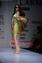 Model walk the ramp for Deepika Gehani, Gayatri Show at Lakme Fashion Week on 21st October 2008 (63).JPG