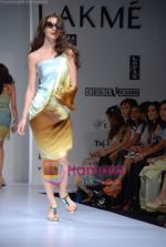 Model walk the ramp for Deepika Gehani, Gayatri Show at Lakme Fashion Week on 21st October 2008 (65).JPG