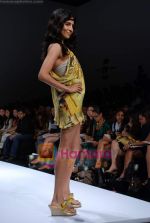 Model walk the ramp for Deepika Gehani, Gayatri Show at Lakme Fashion Week on 21st October 2008 (84).JPG