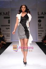 Model walk the ramp for Gayatri Khanna Show at Lakme Fashion Week.JPG