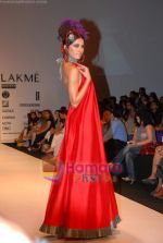Model walk the ramp for Shantanu and Nikhil Show at Lakme Fashion Week on 21st October 2008 (10).JPG