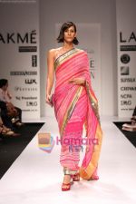 Model walks the ramp for Krishna Mehta at Lakme Fashion Week 2009 (4).JPG