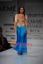 Model walks the ramp for Rishta by Arjun, Drashta Sarvaiya at the Lakme Fashion Week 2008 - Day 2 on 21st October 2008 (26).JPG