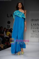 Model walks the ramp for Rishta by Arjun, Drashta Sarvaiya at the Lakme Fashion Week 2008 - Day 2 on 21st October 2008 (21).JPG