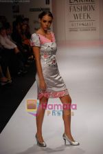 Model walk the ramp for Arshiya Fakih_s Show at Lakme Fashion Week 2008 on 23rd October 2008  (31).JPG