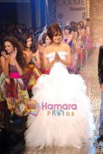 Priyanka Chopra walk the ramp for Vikram Phadnis Show at Lakme Fashion Week 2008 on 23rd October 2008 (15).JPG