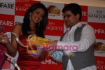 Priyanka Chopra unveils Filmfare issue for Dostana promotion at BJN baquets on 30th October 2008 (9).JPG