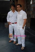 Sanjay Suri, Sharman Joshi at Sorry Bhai Film Press Meet in Magic, Worli on 14th November 2008 (10).JPG