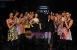 Kangana Ranaut wallk the ramp for Vikram Phadnis at Chivas Fashion tour in Delhi on 19th November 2008(6).JPG