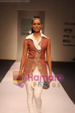 Model walk the ramp for Anamika Khanna at Delhi Fashion Week on 3rd December 2008 (10).jpg