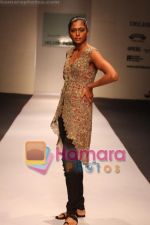 Model walk the ramp for Anamika Khanna at Delhi Fashion Week on 3rd December 2008 (28).jpg