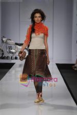 Models Showcasing Designs of Kavita Bhartia during Wills Fashion Week on Oct 16,  2008 (13).JPG