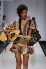 Models Showcasing Designs of Kavita Bhartia during Wills Fashion Week on Oct 16,  2008 (19).JPG