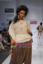 Models Showcasing Designs of Kavita Bhartia during Wills Fashion Week on Oct 16,  2008 (20).JPG