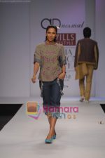 Models showcasing creations of Abhishek Dutta on Oct 19, 2008 (7).JPG