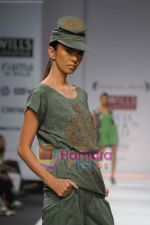 Models showcasing designs of Pankaj and Nidhi during Wills Fashion Week on 16th Oct 2008 (5).JPG