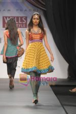 Model walk the ramp for Vikram Phadnis at Wills Fashion Week (8).JPG