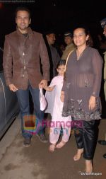 rohit roy with wife manasi Joshi at Aalim Hakim_s hair lounge on 11th December 2008.JPG