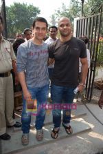 Aamir Khans six pack secret in Ghajini revealed with trainer Satya in Barbarian Gym on 14th December 2008 (14).JPG