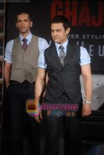 Aamir Khan at the launch of the Van Heusen_s Ghajini collection in PVR Mall on 16th December 2008 (58).JPG