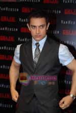 Aamir Khan at the launch of the Van Heusen_s Ghajini collection in PVR Mall on 16th December 2008 (8).JPG