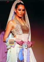 Model at Pakistani designer Nilofer Shahid wedding collection on 20th December 2008 (7).jpg
