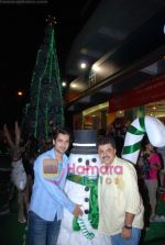 Arjan Bajwa and Ashok Pandit at biggest Christmas tree in Croma, Juhu on 25th December 2008 (14).JPG