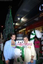 Arjan Bajwa and Ashok Pandit at biggest Christmas tree in Croma, Juhu on 25th December 2008 (17).JPG