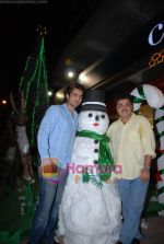 Arjan Bajwa and Ashok Pandit at biggest Christmas tree in Croma, Juhu on 25th December 2008 (18).JPG