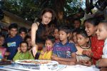 Monica Bedi celebrates her birthday with kids in Mahalaxmi on 25th December 2008 (14).JPG
