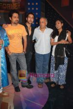 Adhyayan Suman, Emraan Hashmi, Mahesh Bhatt on the sets of Sa Re Ga Ma in Concord Studio on 12th Jan 2009 (3).JPG