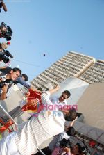Akshay Kumar flies kites on occasion of Makar Sankranti in Roxy Cinema on 14th Jan 2009 (11).JPG