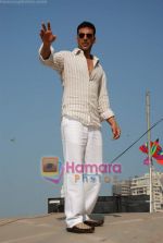 Akshay Kumar flies kites on occasion of Makar Sankranti in Roxy Cinema on 14th Jan 2009 (24).JPG