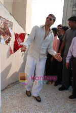 Akshay Kumar flies kites on occasion of Makar Sankranti in Roxy Cinema on 14th Jan 2009 (59).JPG