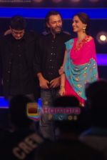 Prasoon Joshi, Sonam Kapoor and Rakesh Mehra on the sets of Indian Idol 4 in R K Studios on 17th Jan 2009 (2).JPG