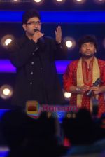 Prasoon Joshi, Kailash Kher on the sets of Indian Idol 4 in R K Studios on 17th Jan 2009 (52).JPG