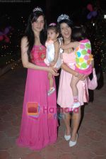 Karishma with daughter Samaira at Manmeet Gulzar and Karishmas daughter Samaira_s birthday Bash in Andheri on 19th Jan 2009 (2).JPG