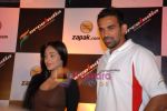 Zaheer Khan, Jiah Khan at the launch of Force India, Zapak Speed challenge in Sports Bar on 21st Jan 2009 (9).JPG