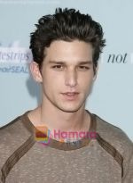 Daren Kagasoff arrives at the Los Angeles Premiere of the movie He_s Just Not That Into You at Grauman_s Chinese Theatre on February 2, 2009 in Los Angeles, California.jpg
