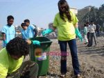 Raveena Tandon  helping in Carter Road Seafront clean drive for the Greenathon on 7th Feb 2009 (4).jpg